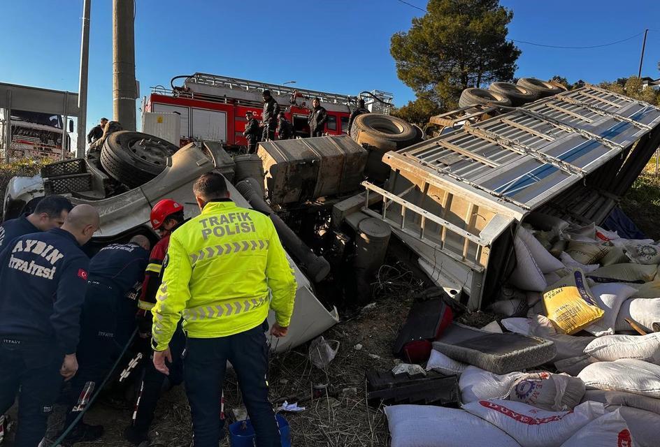 KUŞADASI'NDA VİRAJI ALAMAYAN TIR TARLAYA UÇTU: 1 ÖLÜ, 3 YARALI