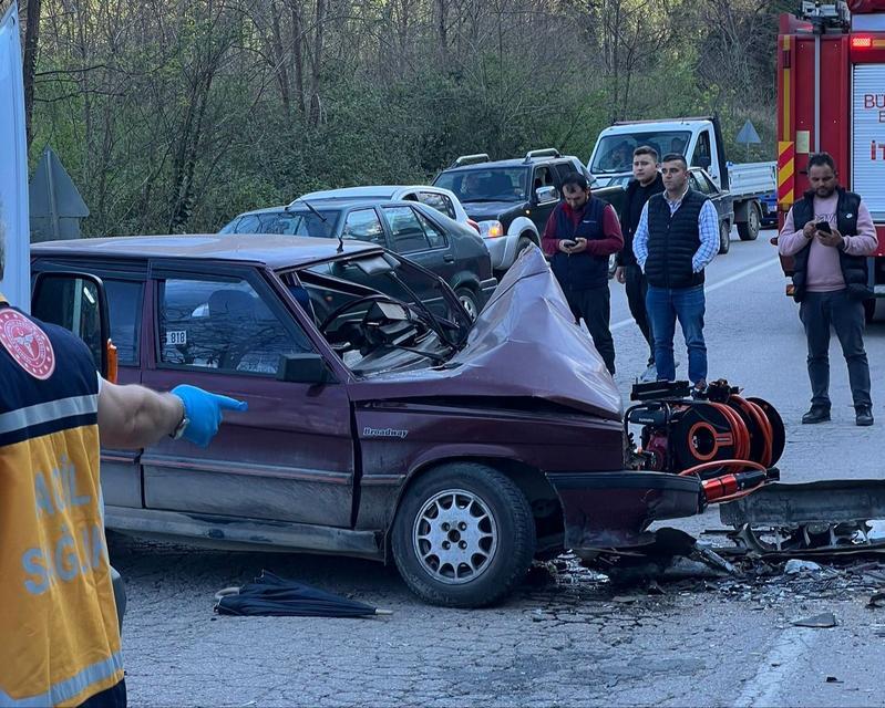 ORDU'DA İKİ OTOMOBİL KAFA KAFAYA ÇARPIŞTI: 9 YARALI