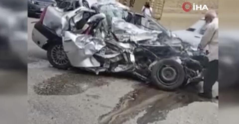 Kamyonla otomobil çarpıştı, 3 kişi öldü 2 kişi yaralandı