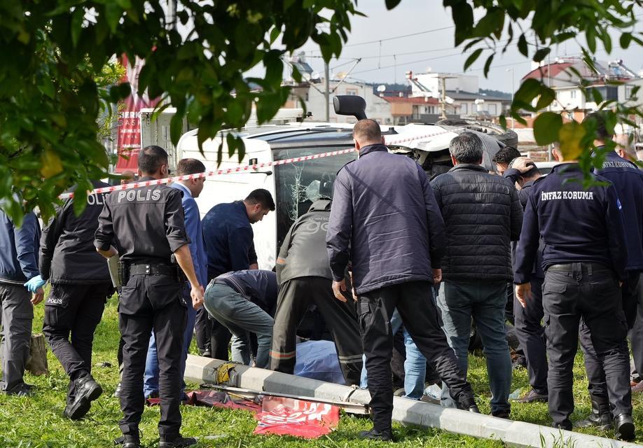 CEZA İNFAZ KORUMA ARACI DEVRİLDİ: 1 ÖLÜ, 1 YARALI HAYATINI KAYBEDEN İNFAZ KORUMADA GÖREVLİ MEMURUN EŞİ VE MESAİ ARKADAŞLARI UZUN SÜRE GÖZYAŞI DÖKTÜ