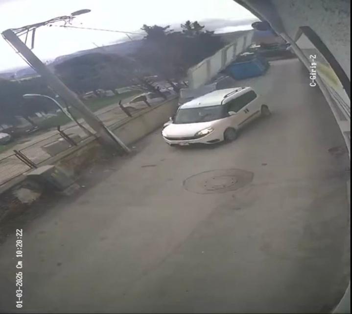 Fırtınada çatı ve prefabrik evler uçtu, ağaçlar kırıldı