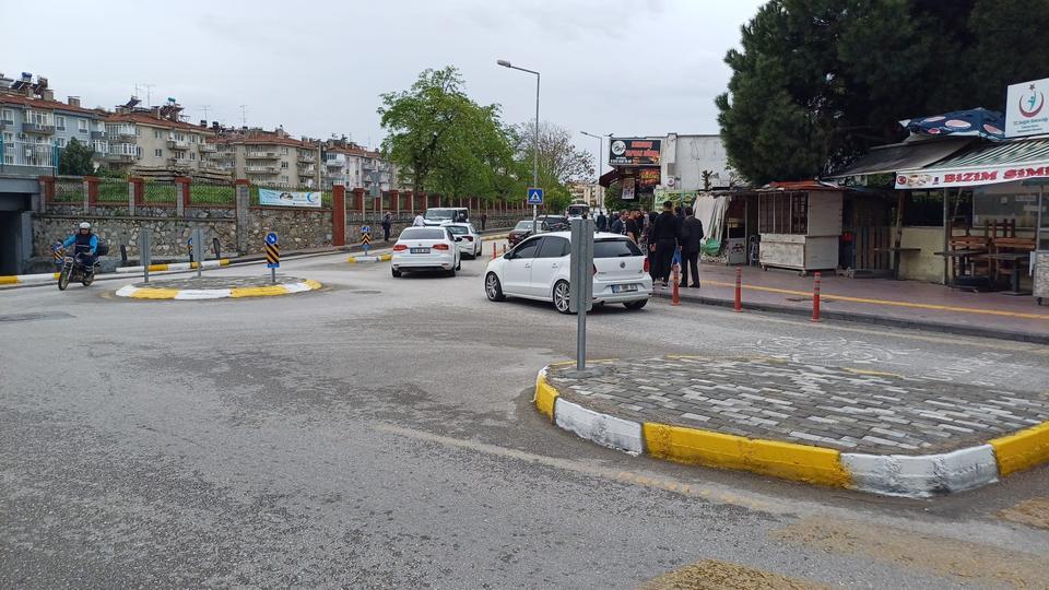 HASTA ZİYARETİNE GELEN AİLE ÜYELERİ BİRBİRİNE GİRDİ HASTANE ÖNÜNDE TARTIŞAN AİLE ÜYELERİNİ POLİS ZOR AYIRDI