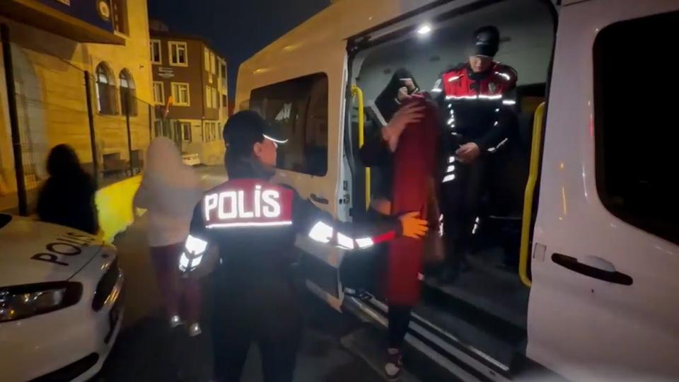 BEYOĞLU'NDA FUHUŞ PAZARLIĞI HAVADAN TESPİT EDİLDİ: 27 GÖZALTI