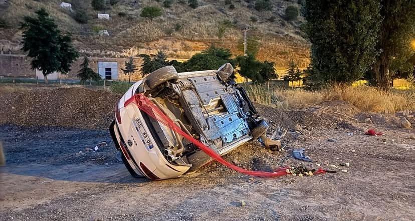 Lastiği patlayan gelin aracı takla attı