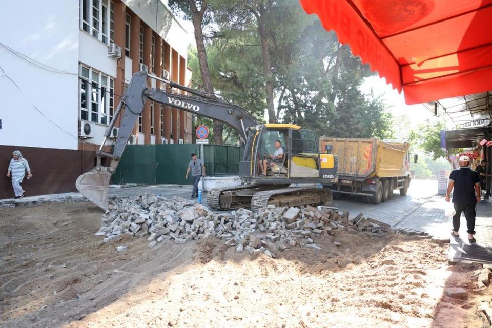 Efeler’de adliye yanında yol yenileme çalışması başladı