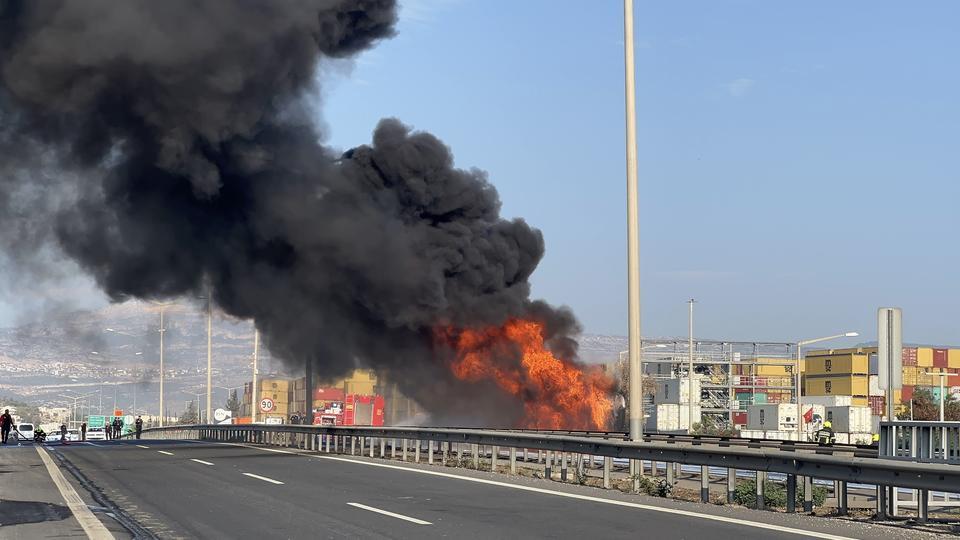 Mazot yüklü tanker alev alev yandı