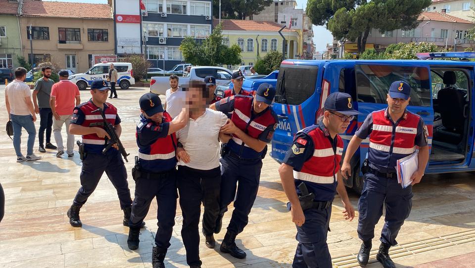 CANİ KOCA, ADLİYE GİRİŞİNDE GAZETECİLERE TEPKİ GÖSTERDİ KARISININ BOĞAZINI KESEREK ÖLDÜREN EŞ ADLİYEYE SEVK EDİLDİ
