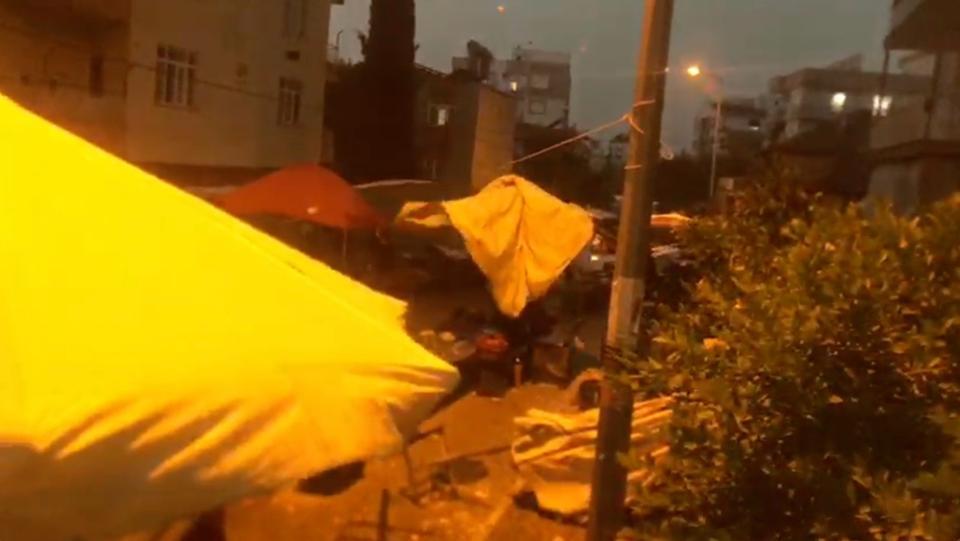 Fırtına pazar yerindeki tezgahları savurdu