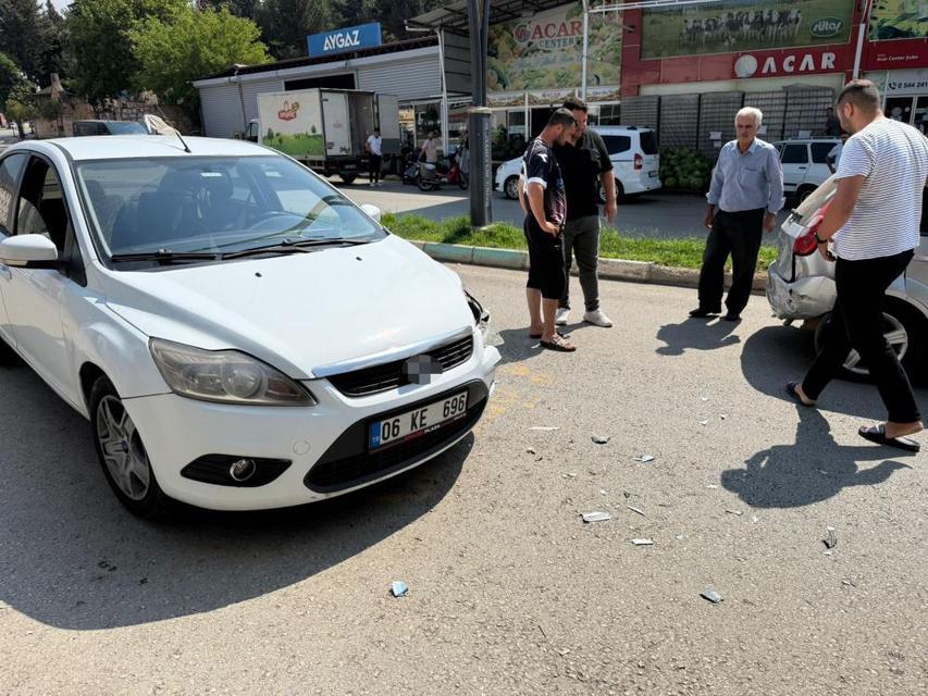 Otomobiller çarpıştı: 1 yaralı