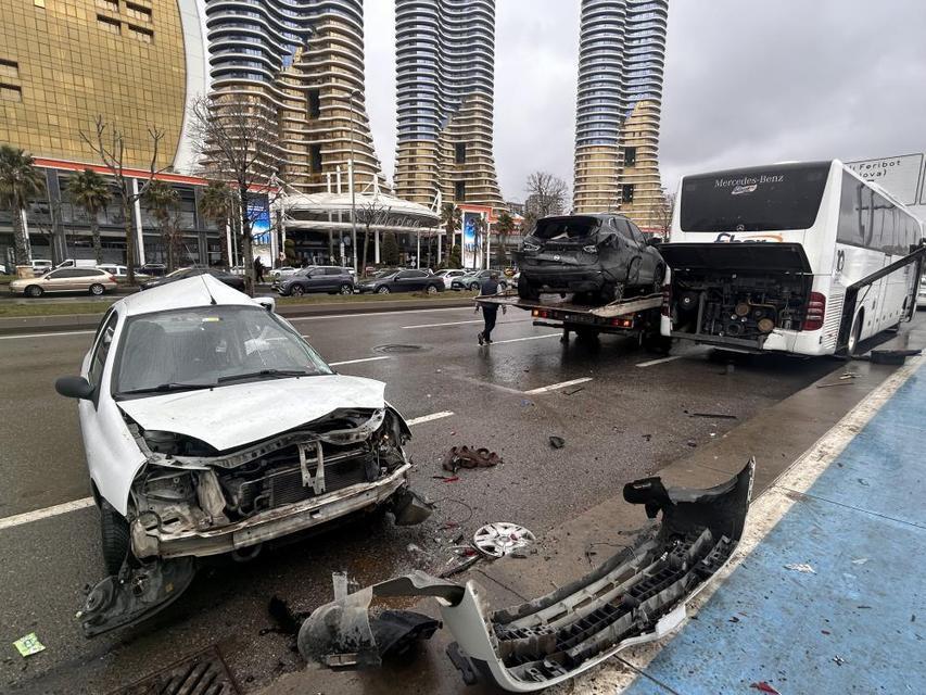 Zincirleme trafik kazası: 1'i ağır 3 yaralı