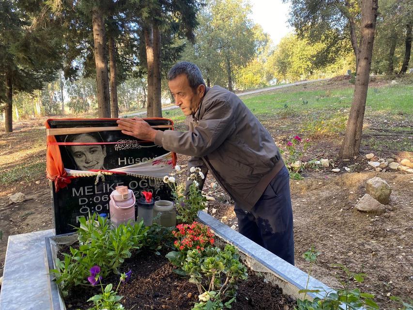 Kızının mezarına güvenlik kamerası sistemi kurdu