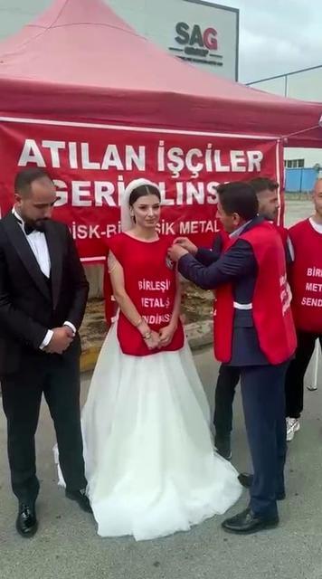 Gelinliğiyle eylem yaptı