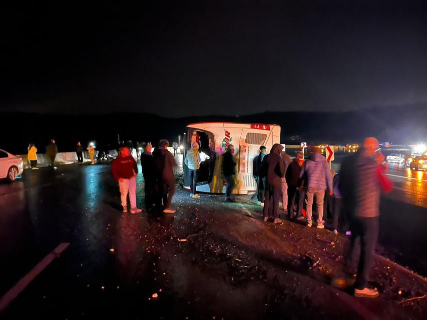 7 kişinin öldüğü yolda yine otobüs devrildi: Yaralılar var