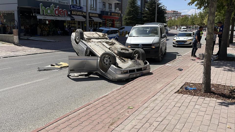 Aydın plakalı otomobil takla attı: 19 yaşındaki sürücüsü güçlükle çıkartıldı