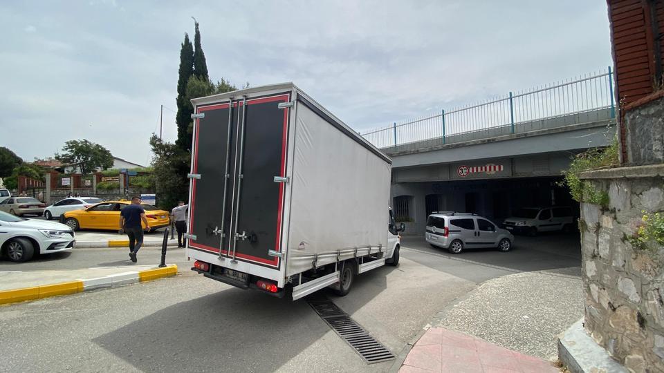 TİCARİ ARAÇ TREN YOLU ALT GEÇİTTE SIKIŞTI