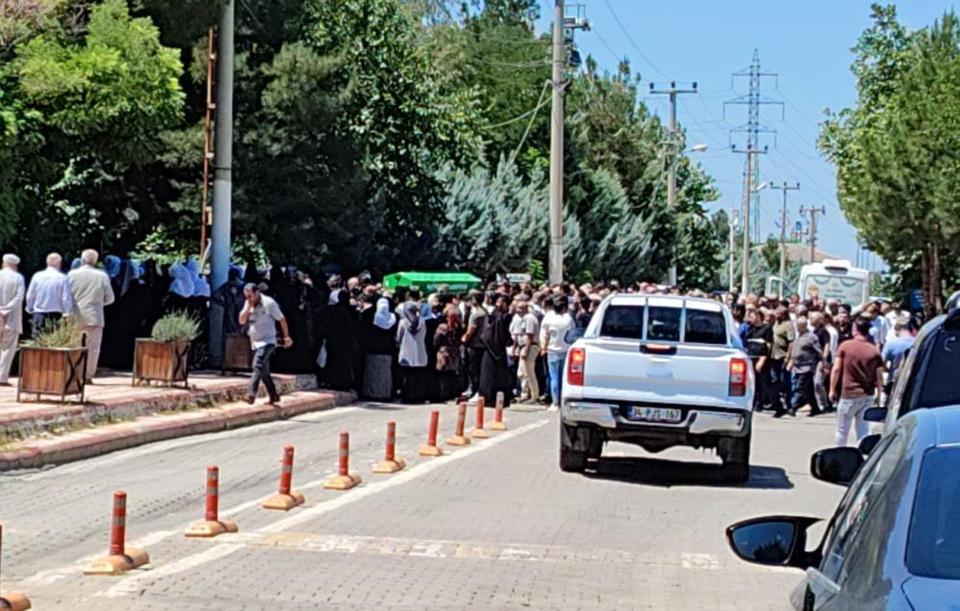 Mezarlıkta kanlı hesaplaşma! Aynı aileden 3 kişi gözyaşlarıyla uğurlandı