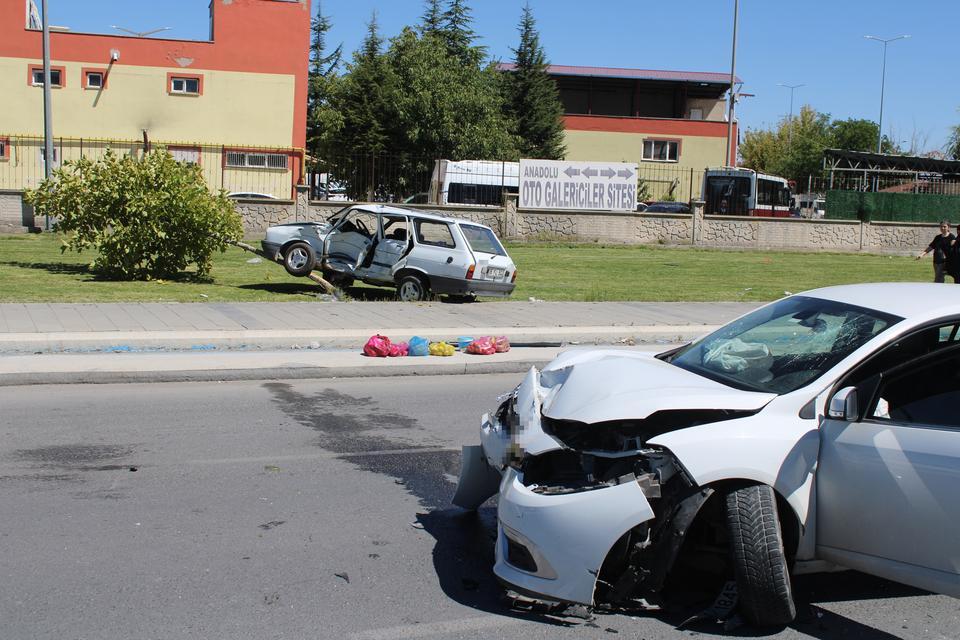 Kaza yapan otomobil ağacı kırarak üzerine çıktı: 2 yaralı
