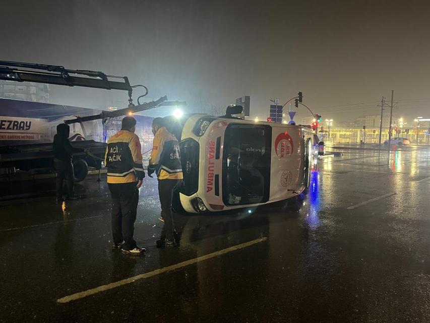 Ambulans panelvan ile çarpıştı: 3’ü sağlık çalışanı 6 yaralı