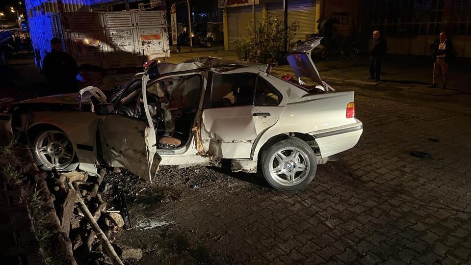 Kontrolden çıkan araç önce ağaca sonra kamyona çarptı: 3 yaralı