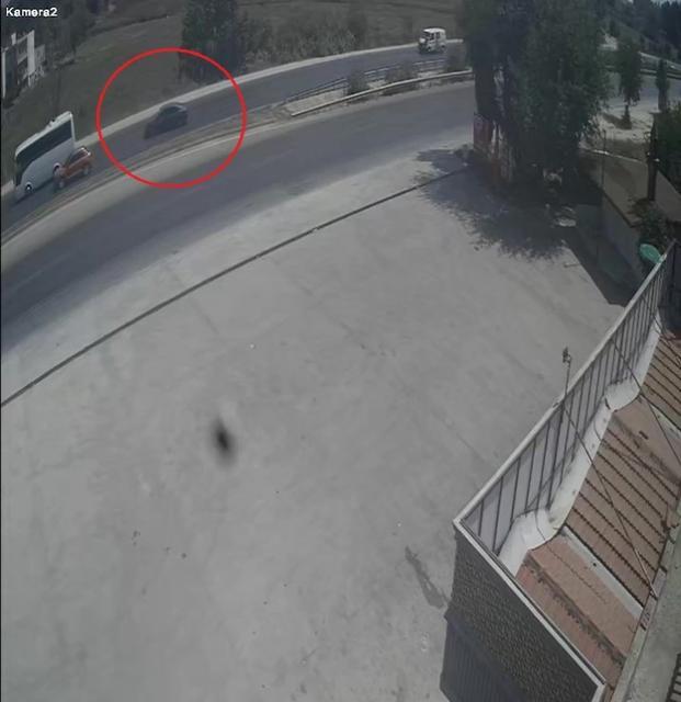 Kırmızı ışıkta duran araçlara çarpmamak için otomobilini şarampole sürdü