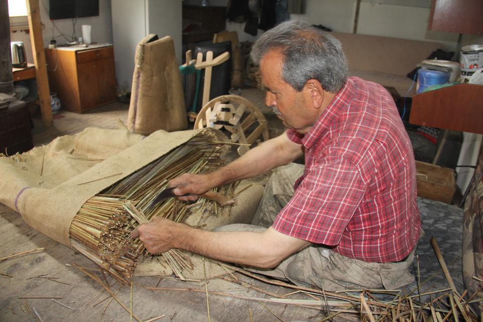 ÖĞRETMENLİĞİ DEĞİL, ÇIRAKLIĞINI SEÇTİĞİ MESLEĞİNİN SON TEMSİLCİSİ ÖĞRETMEN OLMADI, SEMER USTASI OLDU