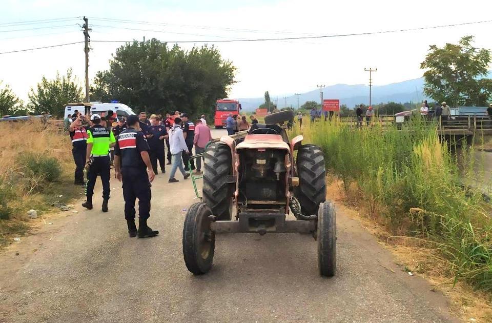 TURGUTLU'DA TRAKTÖRÜN İŞÇİ TAŞIYAN KASASI DEVRİLDİ: 4 YARALI