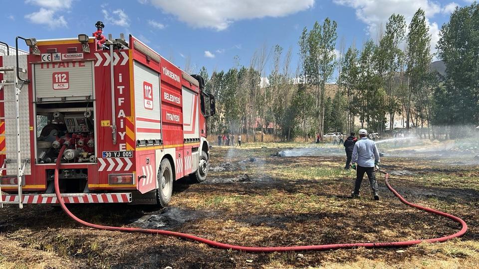 HAKKARİ'DE YAKLAŞIK BİN 500 BAĞ OT KÜL OLDU