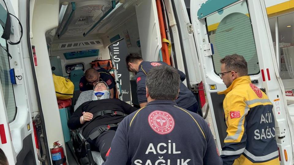 Dolmuş minibüs kaldırıma çarptı: 2 yaralı