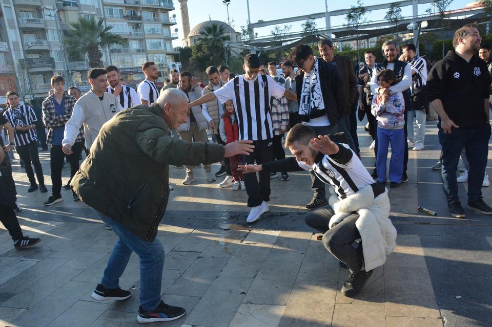 AYDINSPORLULAR MEYDANA İNDİ, ŞAMPİYONLUĞU KUTLADI