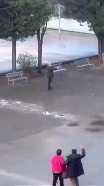 KOCAELİ'DE OKUL BAHÇESİNDE KORKU DOLU ANLAR KIZINI RAHATSIZ ETTİĞİNİ ÖNE SÜRDÜĞÜ GENCİ OKUL BAHÇESİNDE REHİN ALDI