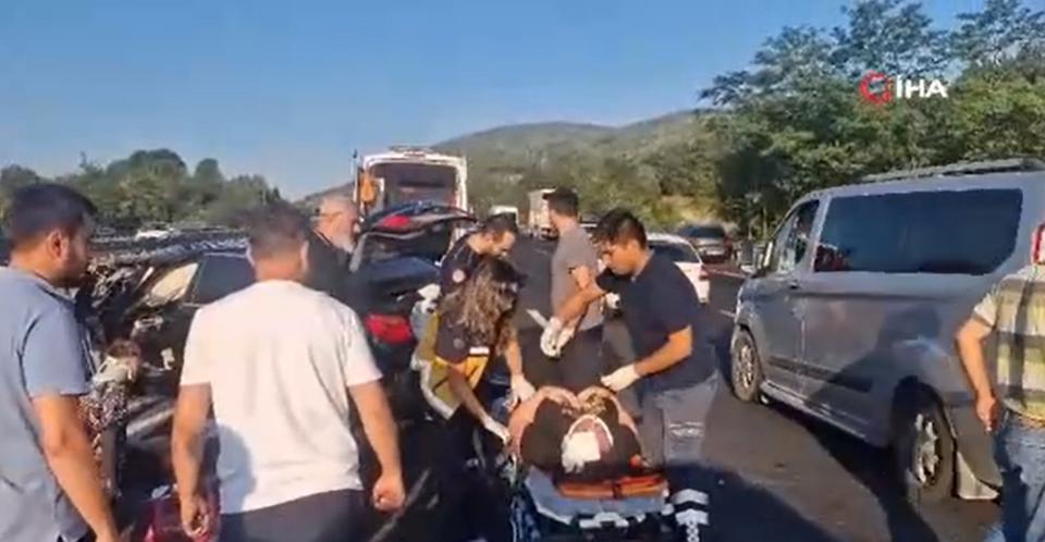 Önce kamyona sonra bariyere çarptı 5 yaralı