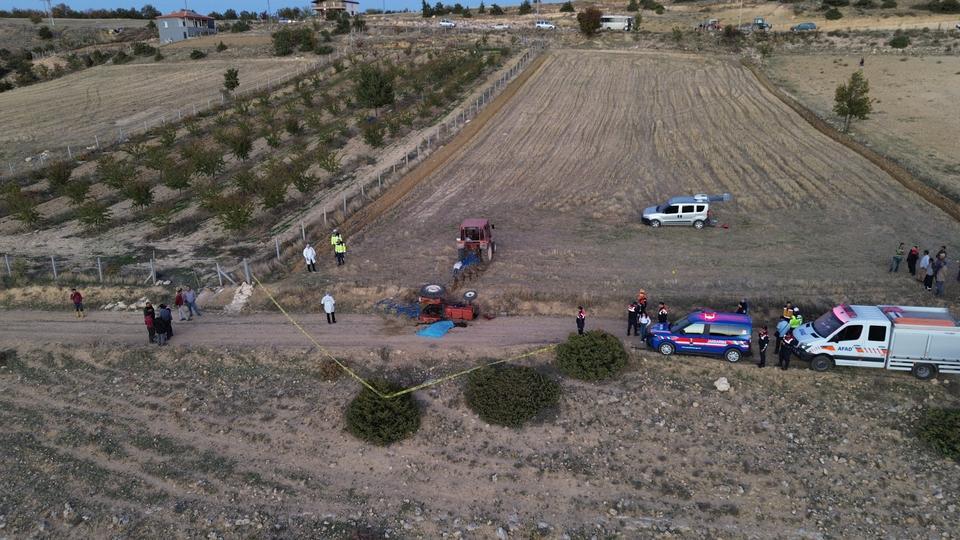 Devrilen traktörün altında kalan sürücü hayatını kaybetti