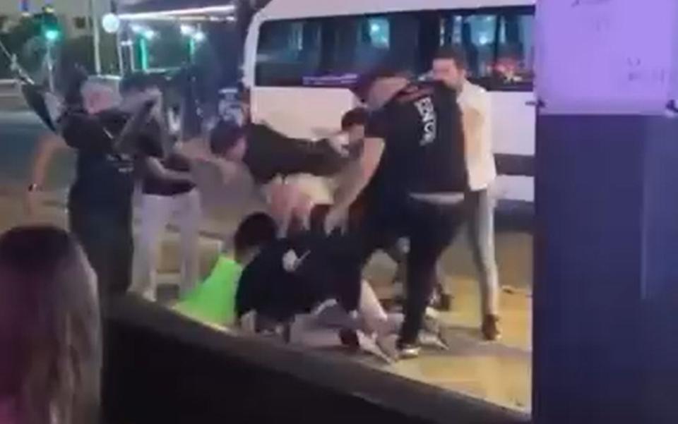 Eğlence mekanı çalışanları kadın turistleri darp etti