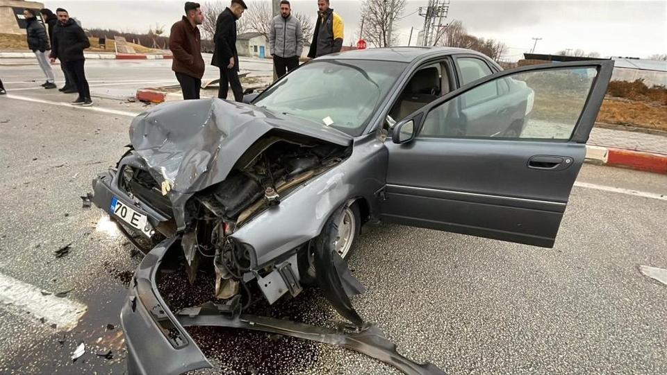 Otomobiller çarpıştı: 2 yaralı