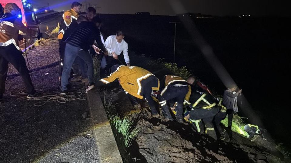 Otomobil şarampole uçtu: Aynı aileden 5 kişi yaralandı