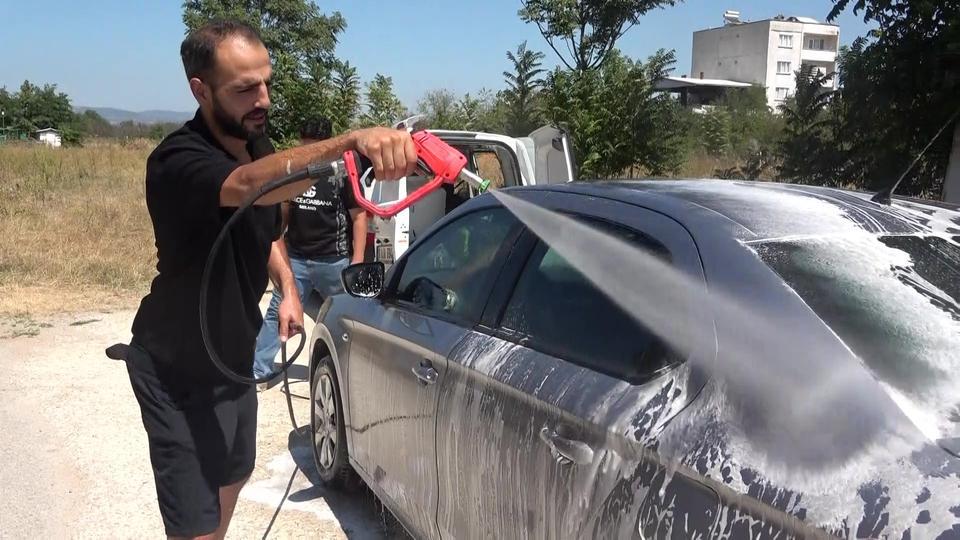 SOKAKTA GÖRDÜĞÜ KİRLİ ARAÇLARI HABERSİZCE YIKIYOR...ARAÇ SAHİPLERİNE SÜRPRİZ YAPIYOR