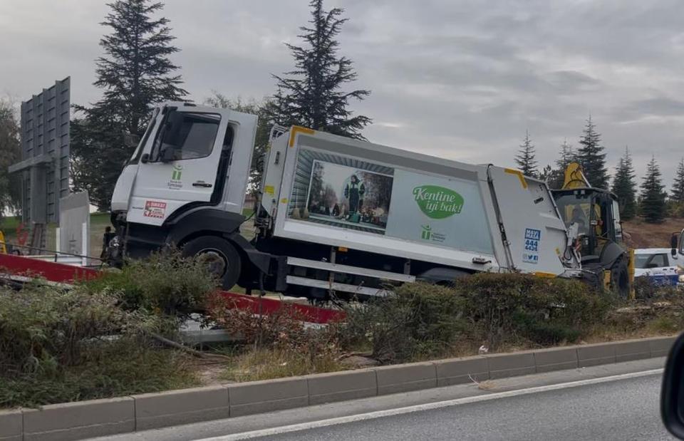 Çöp kamyonu kontrolden çıktı