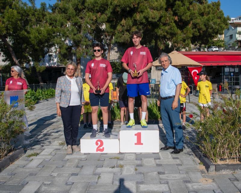 Kuşadası Tenis Kulübü'nde 19 Mayıs turnuvası heyecanı yaşandı