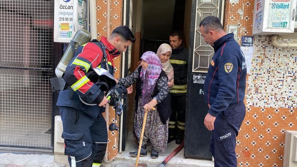 APARTMANDAN YÜKSELEN DUMAN KORKUTTU