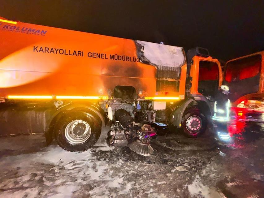 Karayolları’na ait kamyon alevlere teslim oldu