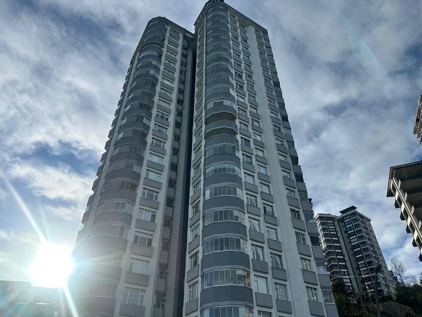 RİZE'DE BİNANIN 10. KATINDAN DÜŞEN AKADEMİSYEN YAŞAMINI YİTİRDİ