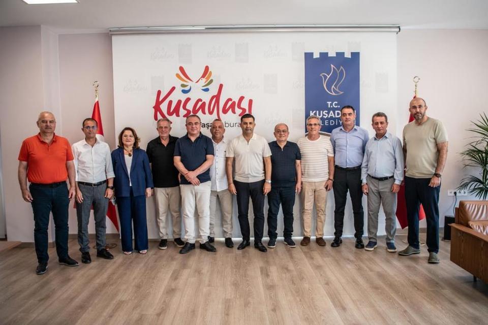 Aydın'daki CHP'li Belediye Başkanları Kuşadası'nda bir araya geldi
