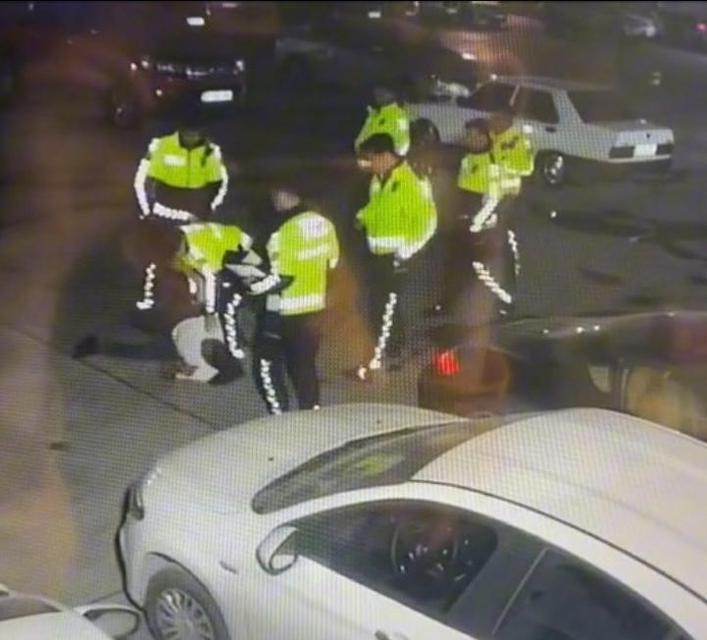 Çevirmeden kaçan sürücüyü darp eden trafik polisleri açığa alındı