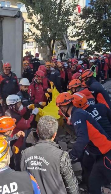 Çöken binanın enkazından 2 kişinin cansız bedenine ulaşıldı