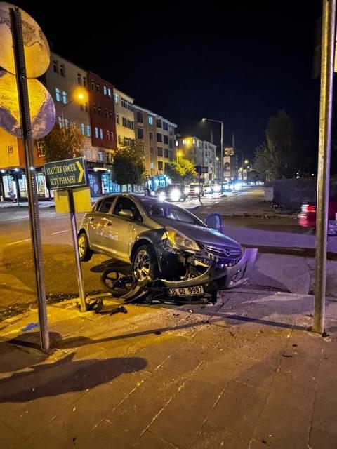 Otomobil ile motosiklet çarpıştı