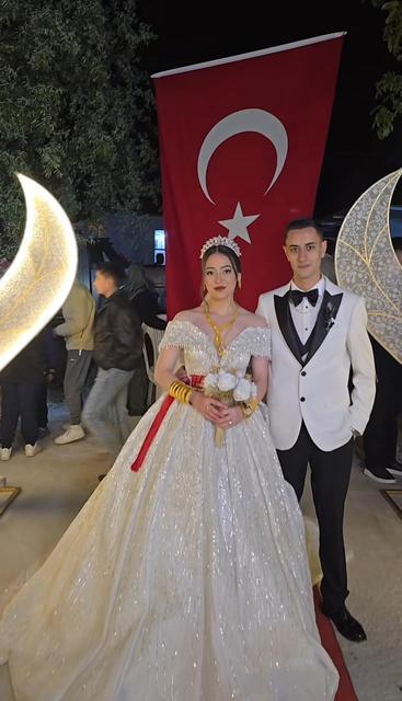 DÜĞÜNDE TAKI YERİNE GELİNE BUZAĞI DAMADA AT HEDİYE ETTİLER DAMAT HAYVANCILIKLA UĞRAŞINCA TAKI MERASİMİ DEĞİŞTİ, GELİNE BUZAĞI DAMADA AT HEDİYE ETTİLER TAKI TÖRENİNDE İLGİNÇ HEDİYELER; GELİNE BUZAĞI, DAMADA AT ÇANAKKALE'DE BİR DÜĞÜNDE GELİN VE DAMADA İLGİNÇ HEDİYELER