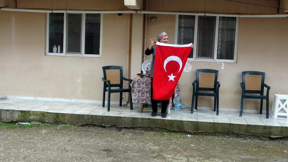 POLİS HELİKOPTERİNE BAYRAK SALLAYAN AYŞE TEYZE: "AĞLAYA AĞLAYA İÇERİ GİRDİM, ÇOK DUYGULANDIM" AYŞE TEYZENİN VATAN VE BAYRAK SEVGİSİ KARŞILIKSIZ KALMADI