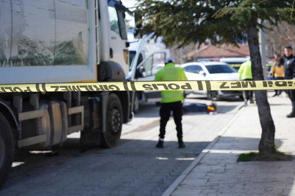 Çöp kamyonunun çarptığı yaşlı kadın hayatını kaybetti