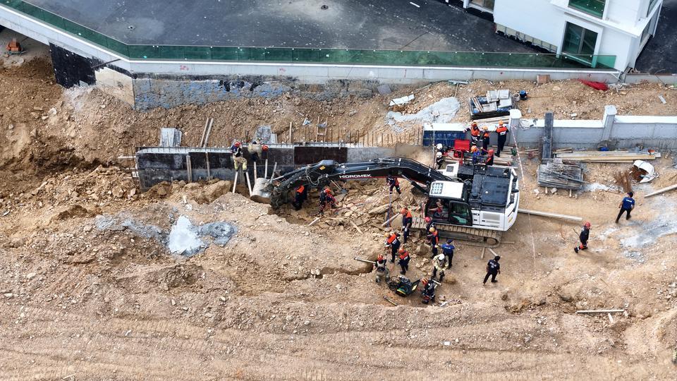 İnşaatta göçük: 1 işçi toprak altında