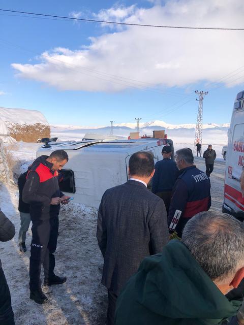HAKKARİ'DE ÖĞRETMEN SERVİSİ DEVRİLDİ: 12 YARALI